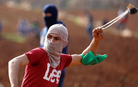 Aksi Warga Palestina Salat Jumat di Tanah yang Diduduki Israel