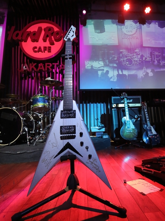 Gitar Megadeth Dilelang Rp 150 Juta untuk Korban Gempa Palu
