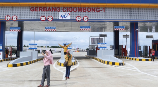 Baru Diresmikan, Tol Bocimi Jadi Ajang Selfie Warga