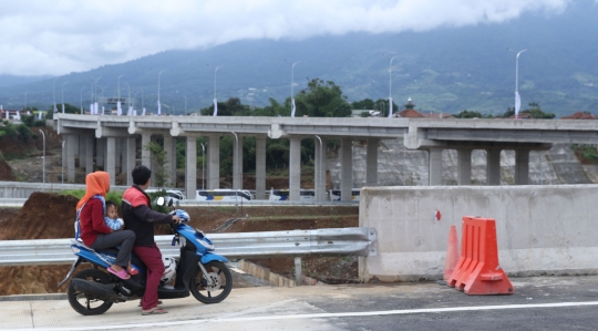 Baru Diresmikan, Tol Bocimi Jadi Ajang Selfie Warga