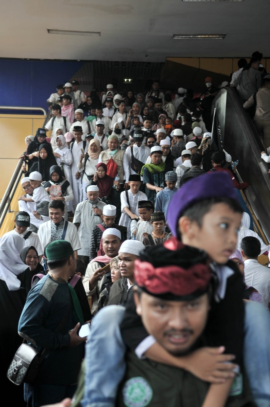 Massa Reuni 212 Padati Stasiun Gondangdia