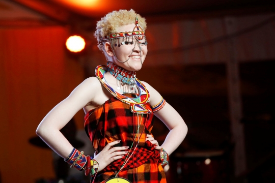 Saat Penderita Albino Kenya Berlenggok di Atas Catwalk