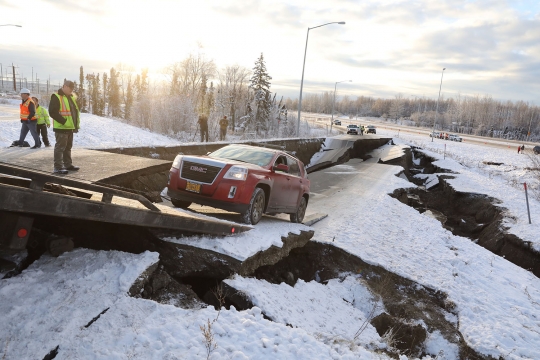 Gempa Dahsyat di Alaska Akibatkan Jalan Amblas dan Hancur