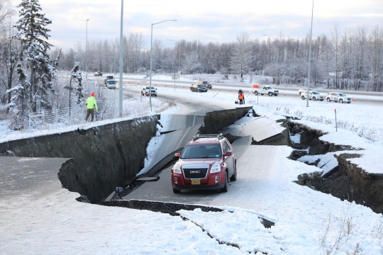 Gempa Dahsyat di Alaska Akibatkan Jalan Amblas dan Hancur