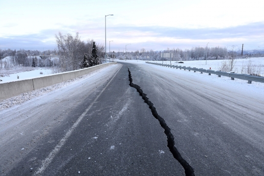 Gempa Dahsyat di Alaska Akibatkan Jalan Amblas dan Hancur