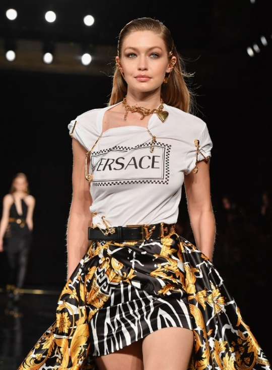 Pesona Gigi Hadid di Versace Pre-Fall 2019