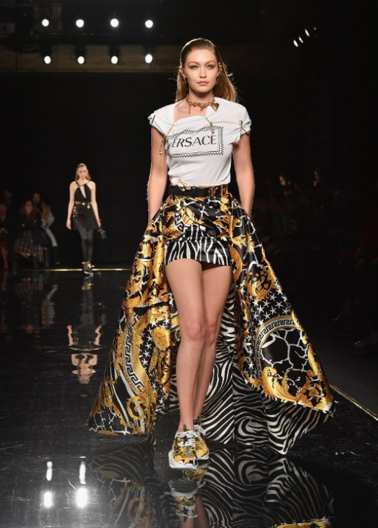 Pesona Gigi Hadid di Versace Pre-Fall 2019