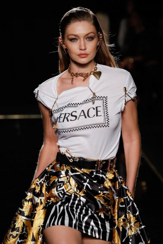 Pesona Gigi Hadid di Versace Pre-Fall 2019