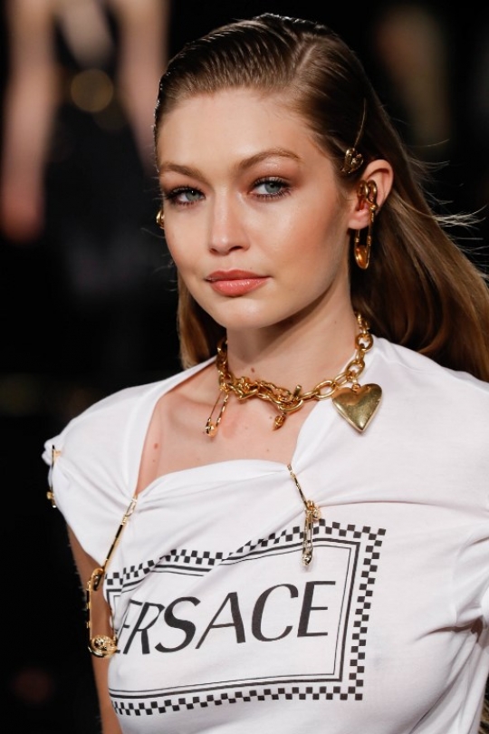 Pesona Gigi Hadid di Versace Pre-Fall 2019