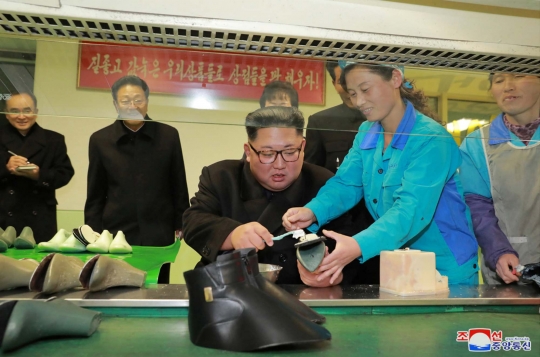 Ekspresi Kim Jong Un Saat Diajari Cara Mengesol Sepatu