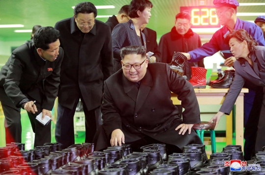 Ekspresi Kim Jong Un Saat Diajari Cara Mengesol Sepatu