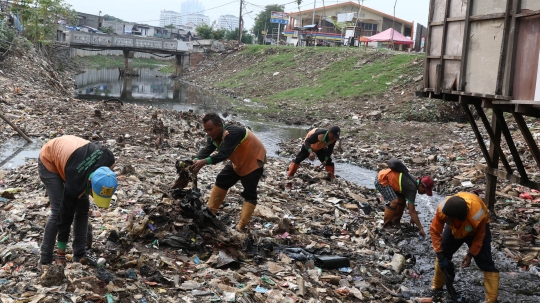 Penampakan Kali Gendong yang Dipenuhi Sampah