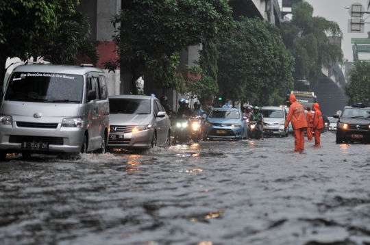 Banjir Genangi Jalan DI Panjaitan