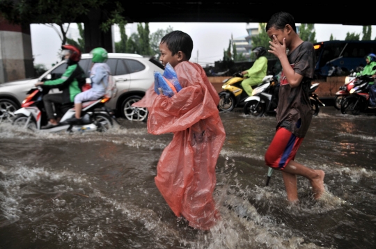 Banjir Genangi Jalan DI Panjaitan