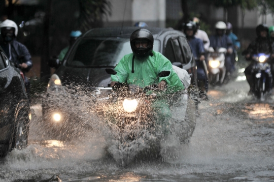 Banjir Genangi Jalan DI Panjaitan