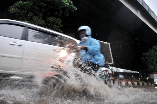 Banjir Genangi Jalan DI Panjaitan