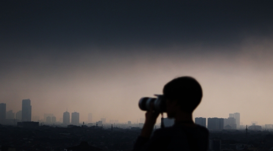 Saat Awan Hitam Selimuti Langit Ibu Kota