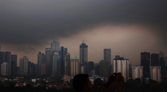 Saat Awan Hitam Selimuti Langit Ibu Kota