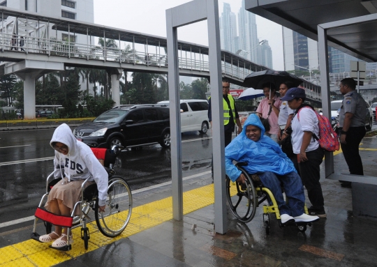 Penyandang Disabilitas Lakukan Uji Coba Fasilitas Umum Ibu Kota