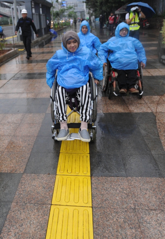 Penyandang Disabilitas Lakukan Uji Coba Fasilitas Umum Ibu Kota
