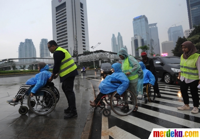 Foto Penyandang Disabilitas Lakukan Uji Coba Fasilitas Umum Ibu Kota 9527