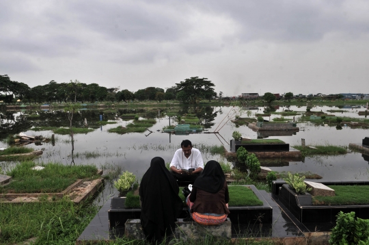 Masuk Musim Hujan, Ratusan Makam di TPU Semper Terendam Banjir