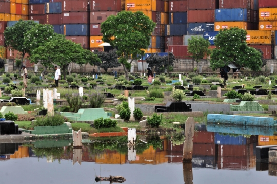 Masuk Musim Hujan, Ratusan Makam di TPU Semper Terendam Banjir