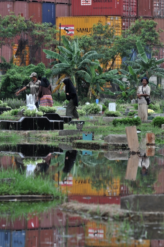 Masuk Musim Hujan, Ratusan Makam di TPU Semper Terendam Banjir