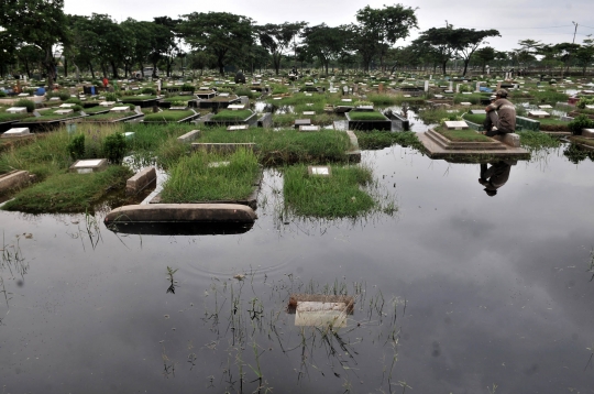 Masuk Musim Hujan, Ratusan Makam di TPU Semper Terendam Banjir