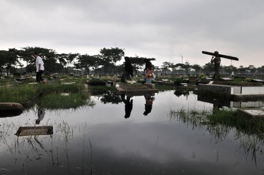 Masuk Musim Hujan, Ratusan Makam di TPU Semper Terendam Banjir