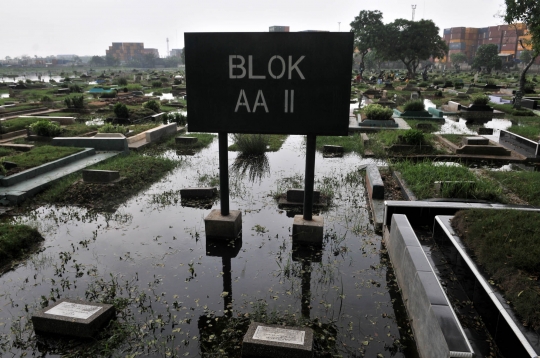 Masuk Musim Hujan, Ratusan Makam di TPU Semper Terendam Banjir