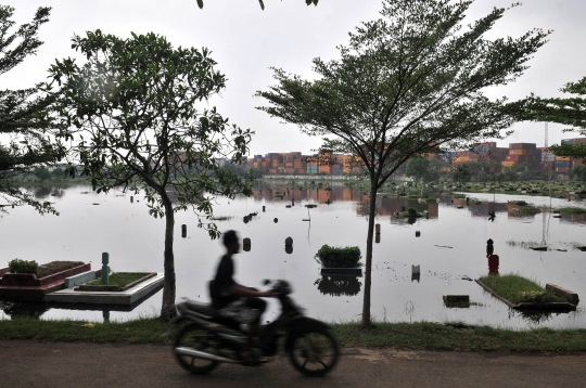 Masuk Musim Hujan, Ratusan Makam di TPU Semper Terendam Banjir