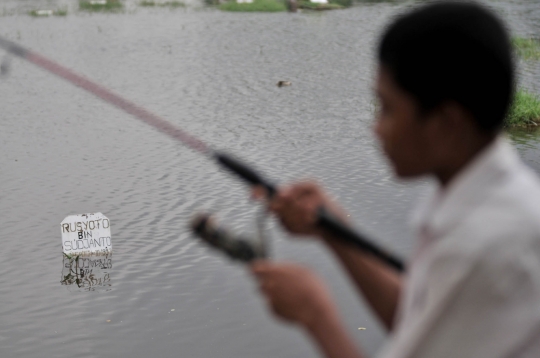 Masuk Musim Hujan, Ratusan Makam di TPU Semper Terendam Banjir