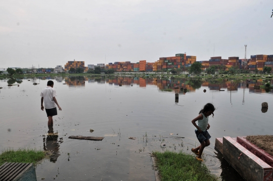 Masuk Musim Hujan, Ratusan Makam di TPU Semper Terendam Banjir