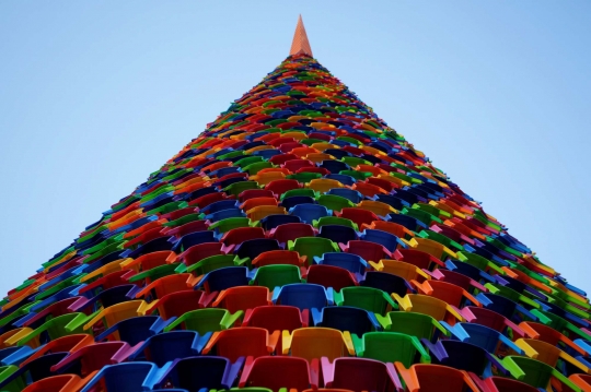Unik, Pohon Natal Ini Terbuat dari Ribuan Kursi Plastik