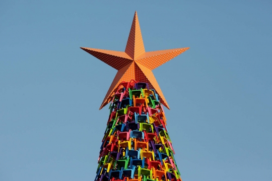 Unik, Pohon Natal Ini Terbuat dari Ribuan Kursi Plastik