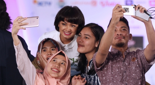 Keseruan Bintang Film 'Keluarga Cemara' Ajak Peserta EGTC Bandung Berakting