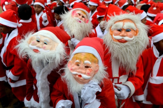 Lucunya Anak-anak India Kenakan Kostum Santa untuk Sambut Natal