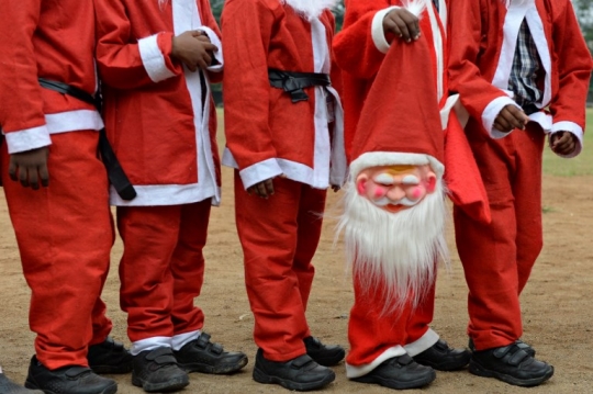 Lucunya Anak-anak India Kenakan Kostum Santa untuk Sambut Natal
