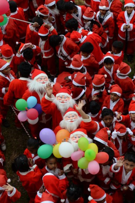 Lucunya Anak-anak India Kenakan Kostum Santa untuk Sambut Natal