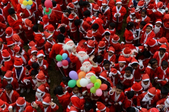 Lucunya Anak-anak India Kenakan Kostum Santa untuk Sambut Natal