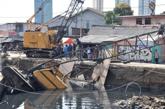 Crane Jatuh di Kemayoran Jadi Tontonan Warga