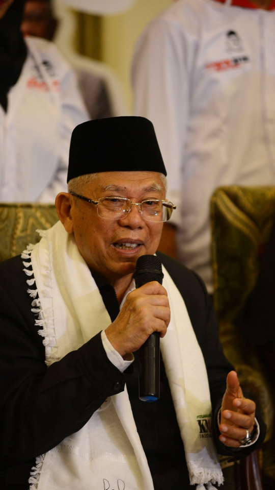 Keakraban Ma'ruf Amin Ngobrol Santai Bareng Wartawan di Rumahnya