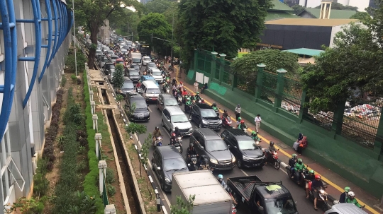 PKL dan Ojek Online Bikin Semrawut Stasiun Palmerah