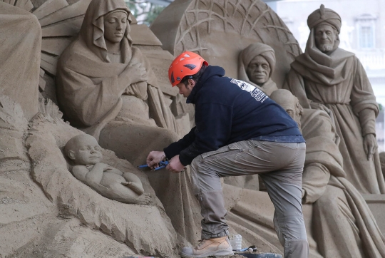 Sambut Natal, Seniman di Vatikan Buat Patung Kelahiran Yesus dari Pasir