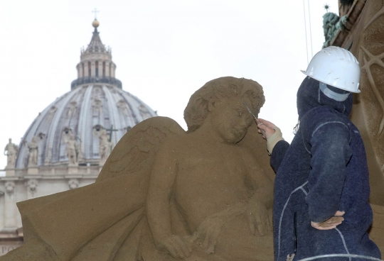 Sambut Natal, Seniman di Vatikan Buat Patung Kelahiran Yesus dari Pasir