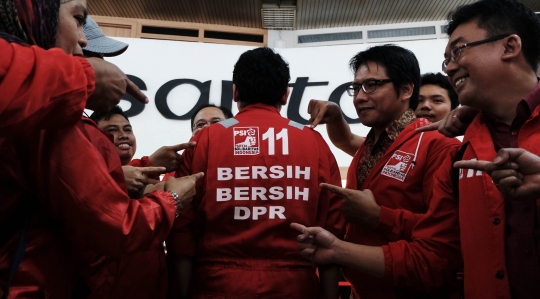Aksi Bersih-bersih DPR ala Caleg PSI