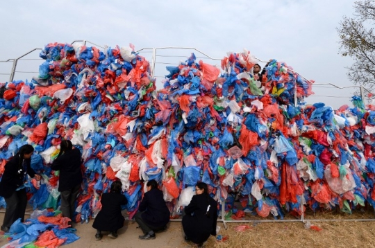 Ciptakan Rekor Dunia, Siswa di Nepal Membuat Replika Laut Mati dari Plastik