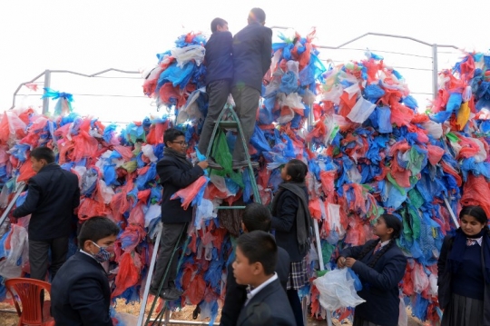 Ciptakan Rekor Dunia, Siswa di Nepal Membuat Replika Laut Mati dari Plastik