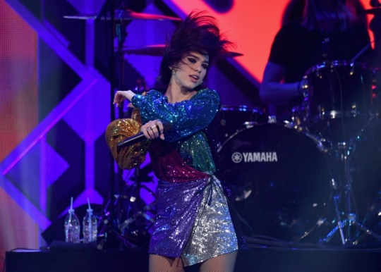 Dua Lipa dan Bebe Rexha Tampil Menghipnotis di iHeartRadio